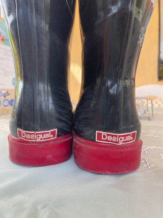 Botas agua Desigual de segunda mano por 8 EUR en Urbanitzacio El Medol en  WALLAPOP