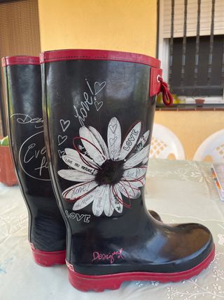 Botas agua Desigual de segunda mano por 8 EUR en Urbanitzacio El Medol en  WALLAPOP
