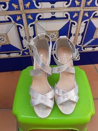 Zapatos tacón color plata de segunda mano por 20 EUR en Sevilla en WALLAPOP