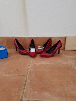 ZAPATOS DE VESTIR COLOR ROJO. 10 EUROS LA PAREJA de segunda mano por 10 EUR  en Sevilla en WALLAPOP