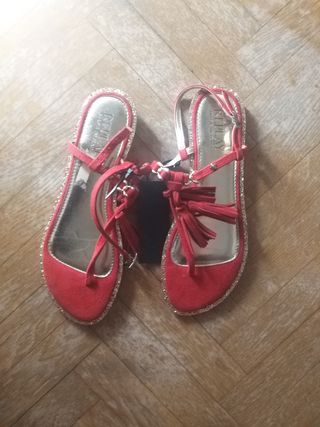 Sandalias planas rojas y doradas de segunda mano por 9 EUR en San Sebastián  de Los Reyes en WALLAPOP
