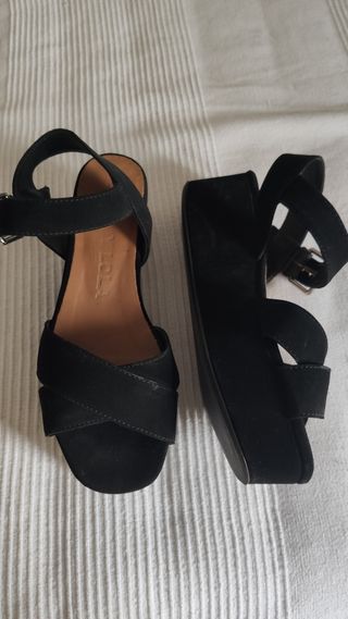 Sandalias cuña - Bimba y Lola- negras de ante de segunda mano por 15 EUR en  Santander en WALLAPOP
