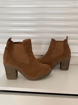 Botines de tacón marrones de segunda mano en Madrid en WALLAPOP