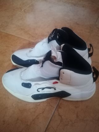 Zapatillas baloncesto talla 40 de segunda mano por 30 EUR en Yuncos en  WALLAPOP