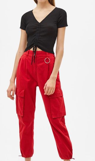 Pantalones rojos de Bershka de segunda mano por 6 EUR en Sitges en WALLAPOP