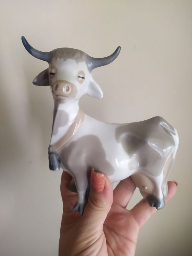 Figurita de porcelana vaca marca Mirete