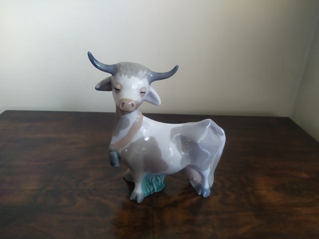 Figurita de porcelana vaca marca Mirete