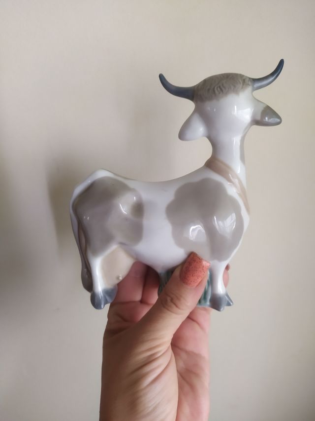 Figurita de porcelana vaca marca Mirete