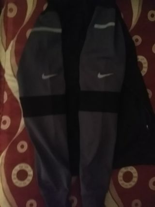 Chándal Nike reflectante de segunda mano por 30 EUR en Sant Antoni de  Portmany en WALLAPOP