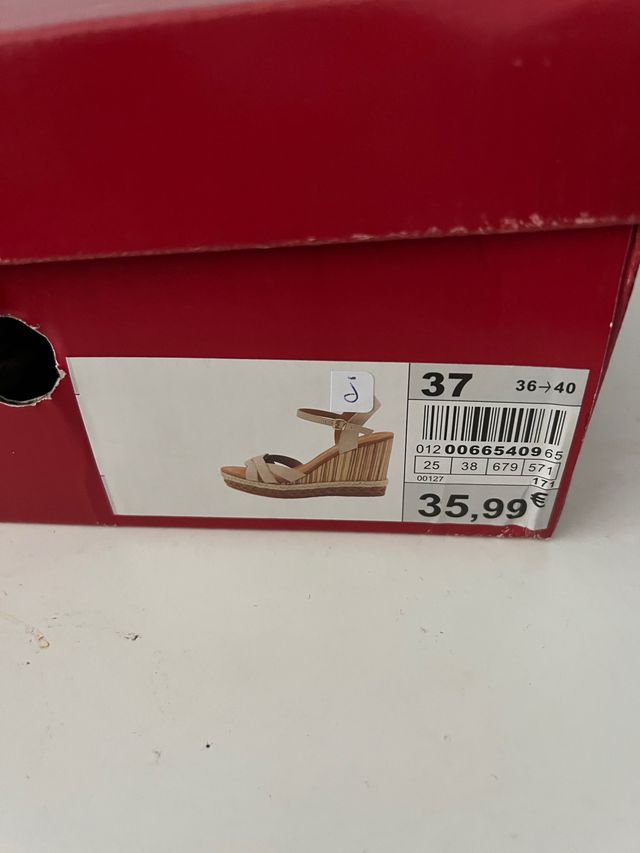 Sandalias nuevas sin estrenar