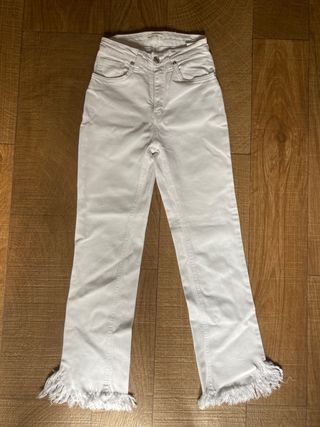 Pantalón blanco campana de flecos de brownie de segunda mano por 10 EUR en  Zaragoza en WALLAPOP