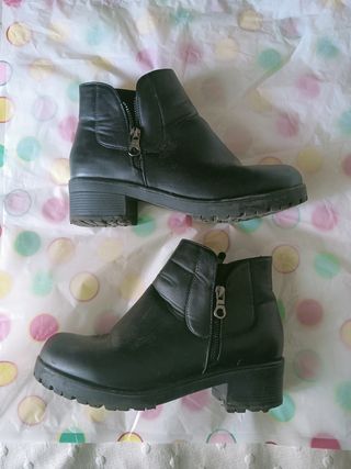 Botines polipiel mujer Talla 41 de segunda mano por 10 EUR en Leganés en  WALLAPOP