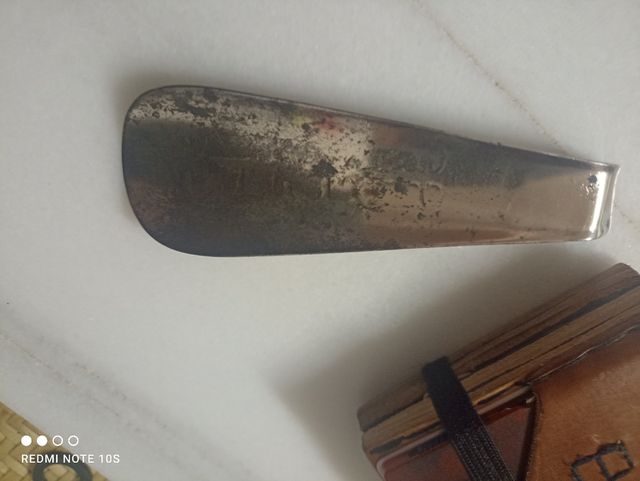 Una vecchia scarpa da un vecchio negozio di scarpe.