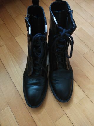 Botín piel negro Zara de segunda mano por 25 EUR en Barcelona en WALLAPOP