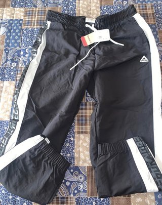 Pantalon Chandal Reebok Talla M de segunda mano por 15 EUR en Oviedo en  WALLAPOP