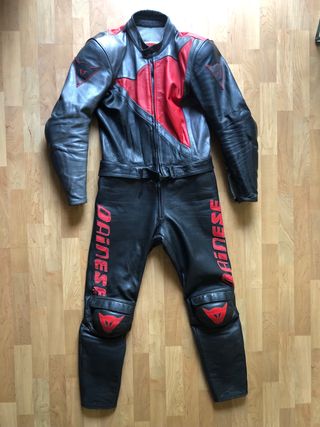 Mono Dainese 2 piezas Talla 50 de segunda mano por 150 EUR en Barcelona en  WALLAPOP