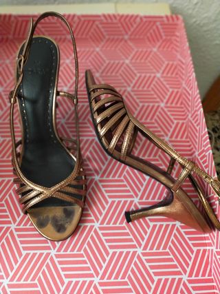 Sandalias Zara doradas de segunda mano en WALLAPOP