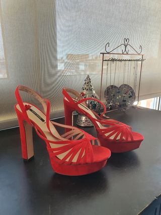 Sandalias tacón Zara de segunda mano por 10 EUR en Leganés en WALLAPOP