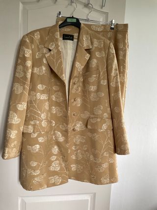 Traje falda y chaqueta, mujer, talla grande de segunda mano por 30 EUR en  El Astillero en WALLAPOP