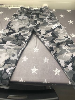 Pantalón chándal Nike camuflaje de segunda mano por 10 EUR en Madrid en  WALLAPOP