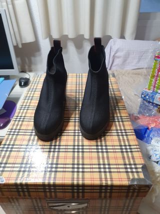 Botas negras tela elástica. Weekend Pedro Miralles de segunda mano por 30  EUR en Granada en WALLAPOP