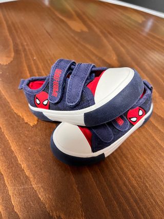 Zapatillas lona Spiderman de segunda mano por 12 EUR en Móstoles en WALLAPOP