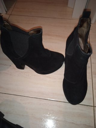 Botines de chica muy bonitos taco ancho talla 37 de segunda mano por 10 EUR  en Barcelona en WALLAPOP