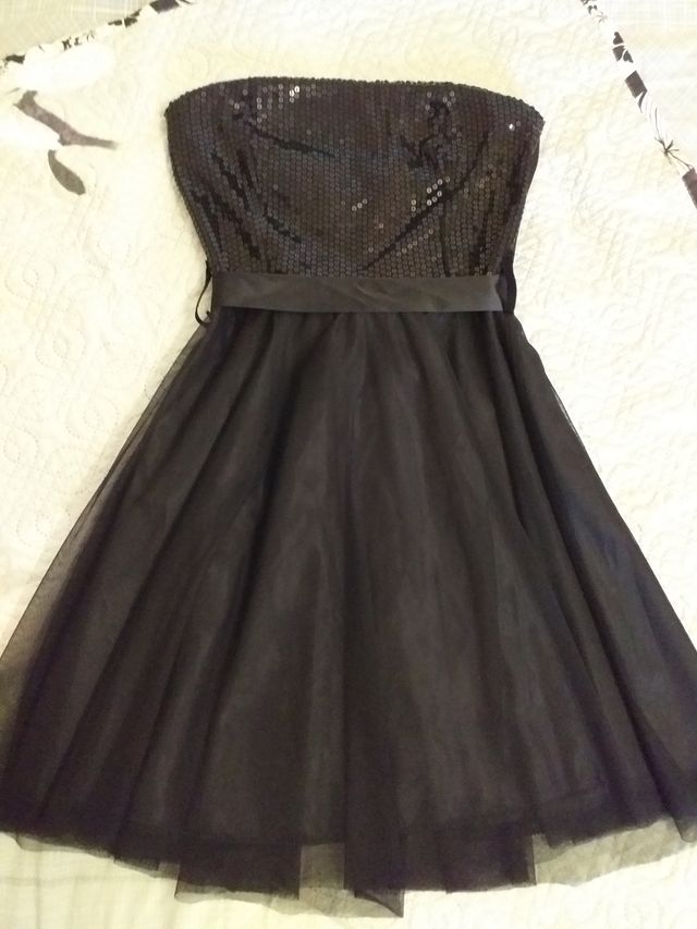 Abito elegante con pailettes e tulle.