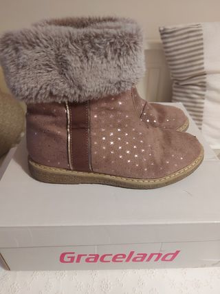 Botas pelito niña talla 31 de segunda mano por 8 EUR en Vitoria-Gasteiz en  WALLAPOP