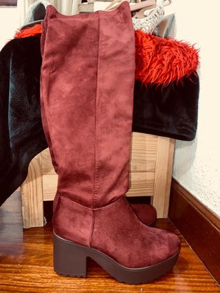 Botas granates altas de segunda mano por 30 EUR en Sestao en WALLAPOP