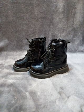 Botas negras de bebé T.24 de segunda mano por 15 EUR en Valencia en WALLAPOP