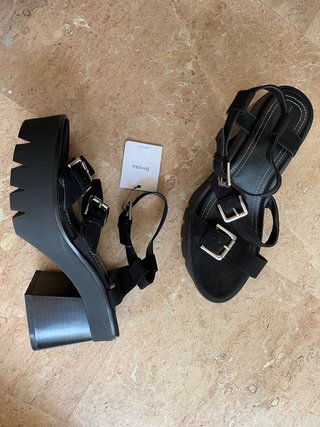 Nuevas BERSHKA sandalias negras Núm 39 de segunda mano por 29,99 EUR en  Reus en WALLAPOP