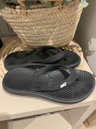 Chanclas NIKE un solo uso 39 de segunda mano por 10 EUR en Barcelona en  WALLAPOP