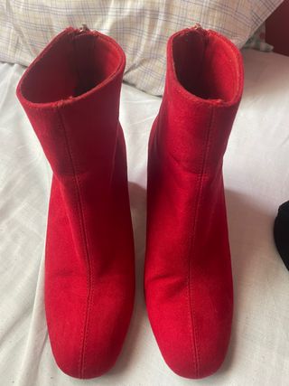 Botines rojos tacon de segunda mano por 10 EUR en Huesca en WALLAPOP