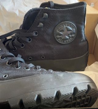 Bambas Converse negras de segunda mano por 60 EUR en Barcelona en WALLAPOP