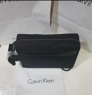 Neceser hombre Calvin Klein de segunda mano por 49 EUR en Lloret de Mar en  WALLAPOP