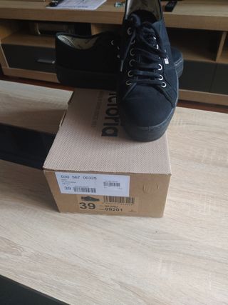 Zapatillas Victoria Plataforma negras de segunda mano por 18 EUR en Gijón  en WALLAPOP