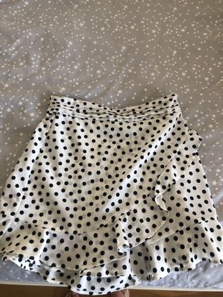 Falda pantalón Zara de lunares de segunda mano por 10 EUR en Madrid en  WALLAPOP