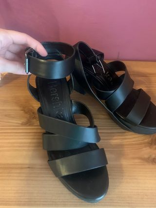 Sandalias negras de tacon Bershka numero 37 de segunda mano por 10 EUR en  Zaragoza en WALLAPOP