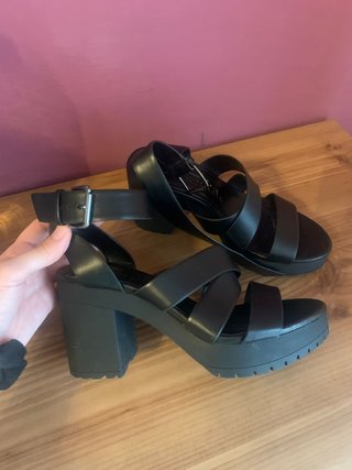 Sandalias negras de tacon Bershka numero 37 de segunda mano por 10 EUR en  Zaragoza en WALLAPOP