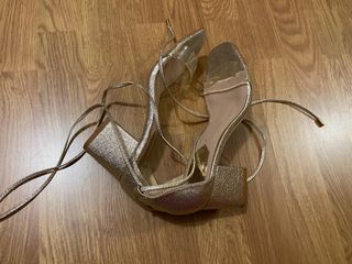 Sandalias doradas atadas al tobillo de segunda mano por 18 EUR en Zamora en  WALLAPOP