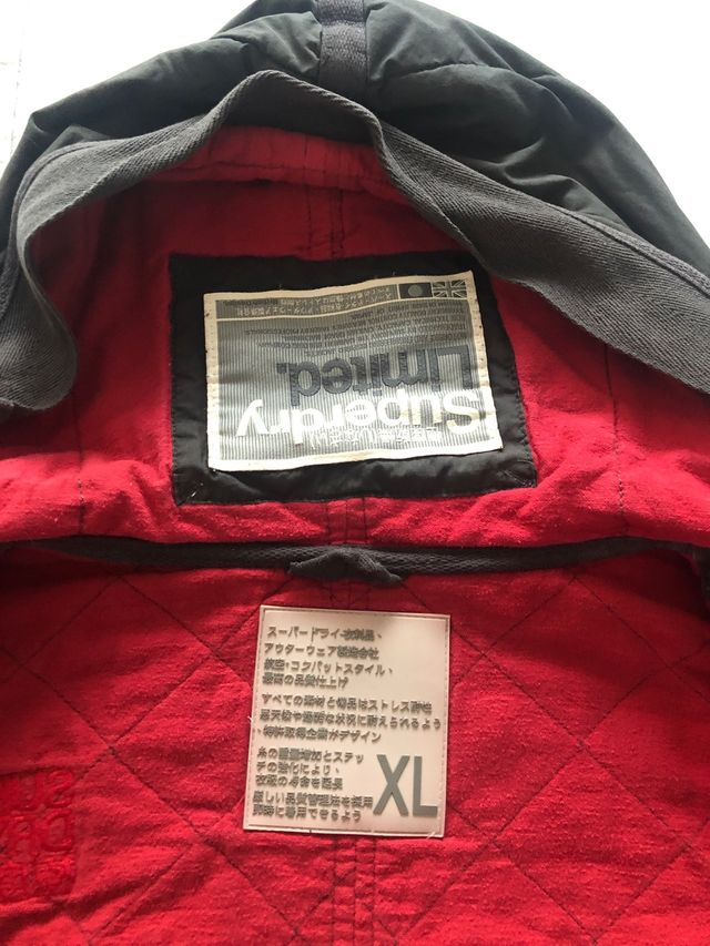 SUPERDRY Chaqueta gris oscuro. Ancho 50 cm