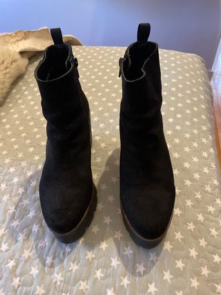 Botin Alpe negro de ante con cuña de segunda mano por 60 EUR en Vacarisses  en WALLAPOP