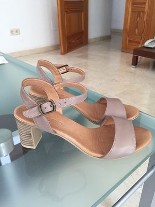 Sandalias tacón marca Bueno de segunda mano por 27 EUR en Palma de Mallorca  en WALLAPOP