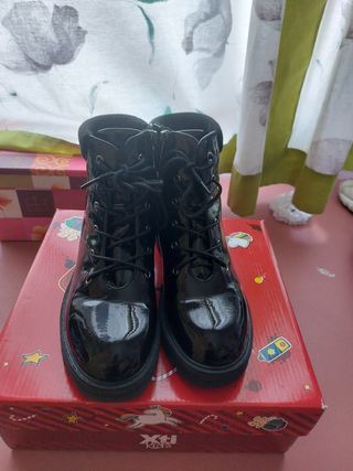 Botas charol Xti Kids, talla 35 de segunda mano por 25 EUR en Madrid en  WALLAPOP