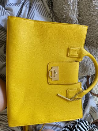Bolso de mano amarillo tirando a mostaza de segunda mano por 7 EUR en  Paterna en WALLAPOP