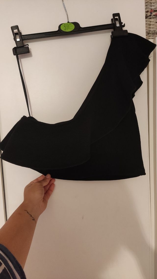 Camiseta crop top negra volantes