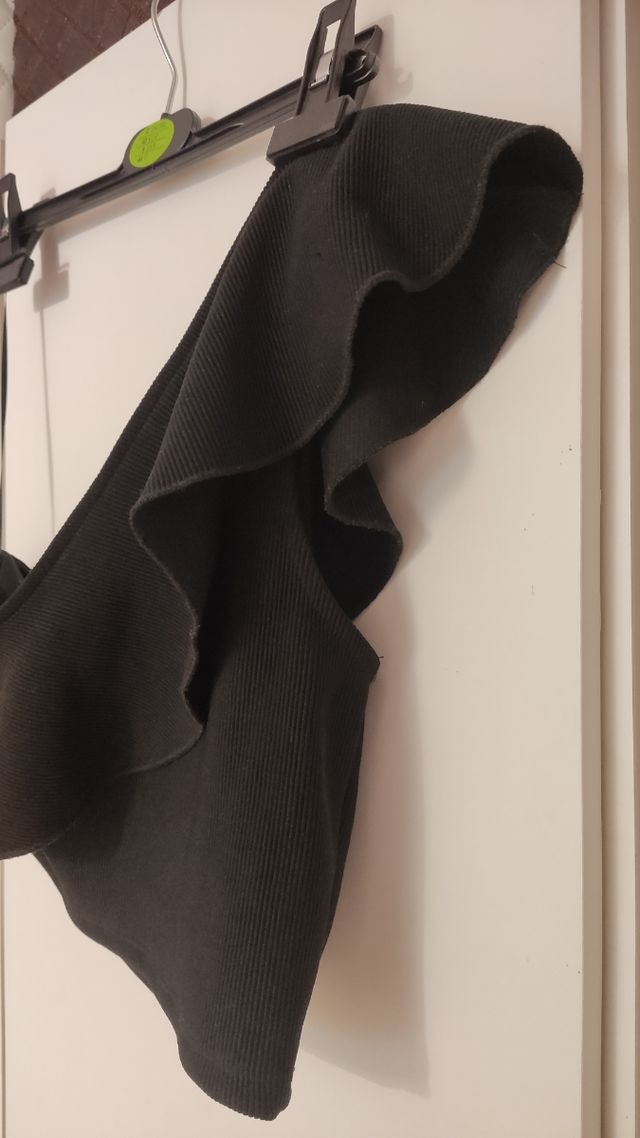 Camiseta crop top negra volantes