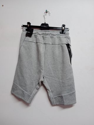 Pantalón Tech Fleece niño equivale a talla S de segunda mano por 35 EUR en  El Monastil en WALLAPOP