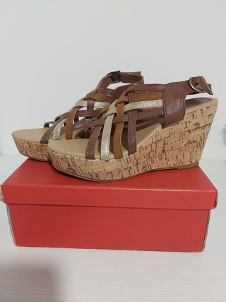 Sandalias Inside con cuña de segunda mano por 9 EUR en Santiago de  Compostela en WALLAPOP